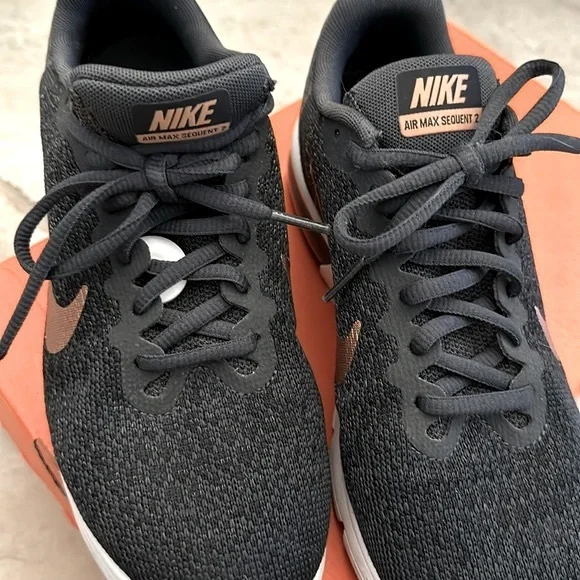 Black Nike mesh sneaker with metallic swoosh - Picture 6 of 7